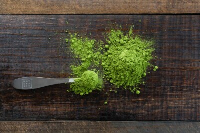 Matcha, ein zu Pulver vermahlener Grüntee, enthält Catechine sowie Carotine und die Vitamine A, B, C und E.